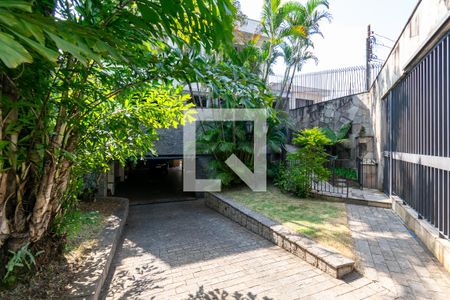 Casa à venda com 455m², 4 quartos e 6 vagas Casa à venda com 455m², 4 quartos e 6 vagasEntrada da Garagem