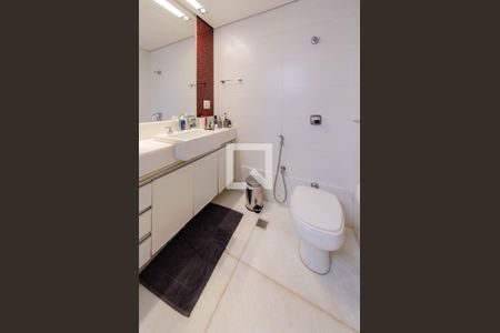 Casa à venda com 512m², 4 quartos e 4 vagasBanheiro suíte 2