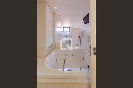 Casa à venda com 512m², 4 quartos e 4 vagasBanheiro suíte 1