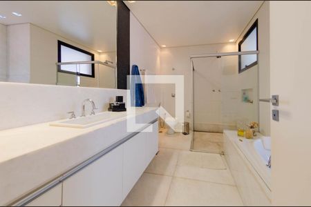 Casa à venda com 512m², 4 quartos e 4 vagasBanheiro suíte 1