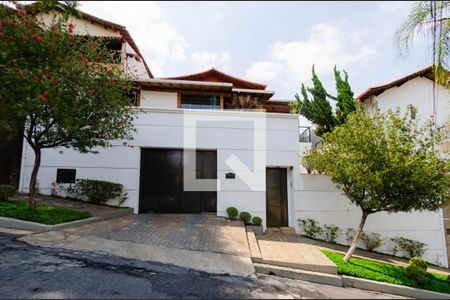 Casa à venda com 512m², 4 quartos e 4 vagasFachada