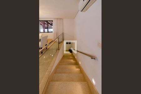 Casa à venda com 512m², 4 quartos e 4 vagasEscada