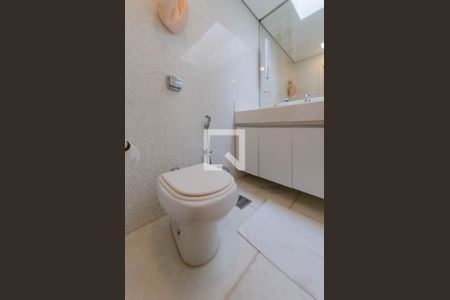 Casa à venda com 512m², 4 quartos e 4 vagasBanheiro suíte 3