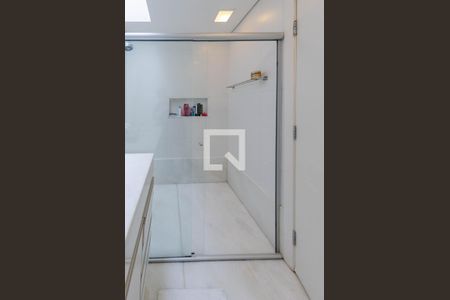 Casa à venda com 512m², 4 quartos e 4 vagasBanheiro suíte 3