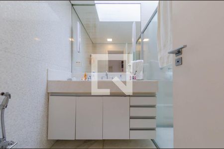 Casa à venda com 512m², 4 quartos e 4 vagasBanheiro suíte 3