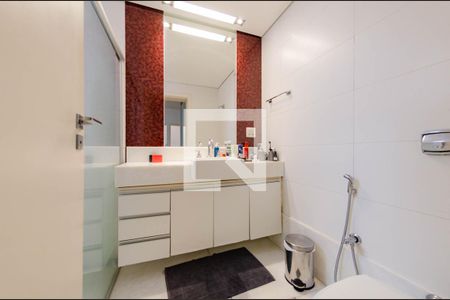 Casa à venda com 512m², 4 quartos e 4 vagasBanheiro suíte 2