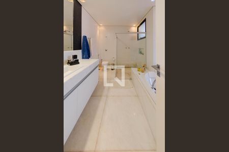 Casa à venda com 512m², 4 quartos e 4 vagasBanheiro suíte 1