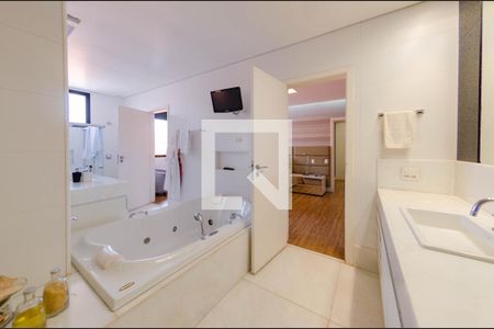 Casa à venda com 512m², 4 quartos e 4 vagasBanheiro suíte 1