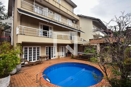 Casa à venda com 500m², 4 quartos e 3 vagas Casa à venda com 500m², 4 quartos e 3 vagasFachada Posterior