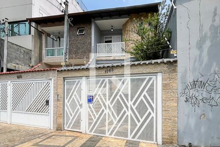 Casa à venda com 200m², 3 quartos e 5 vagasFachada + plaquinha