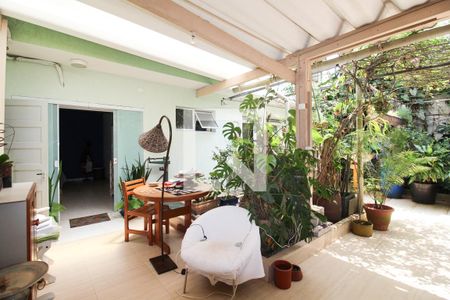 Casa à venda com 360m², 3 quartos e 3 vagas Casa à venda com 360m², 3 quartos e 3 vagasQuintal