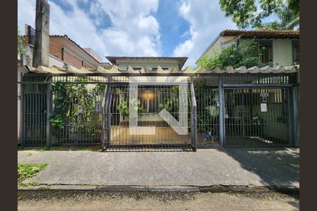 Casa à venda com 360m², 3 quartos e 3 vagas Casa à venda com 360m², 3 quartos e 3 vagasFachada