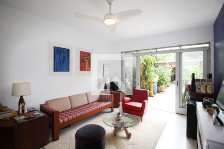 Casa à venda com 360m², 3 quartos e 3 vagas Casa à venda com 360m², 3 quartos e 3 vagasEdícula - Sala