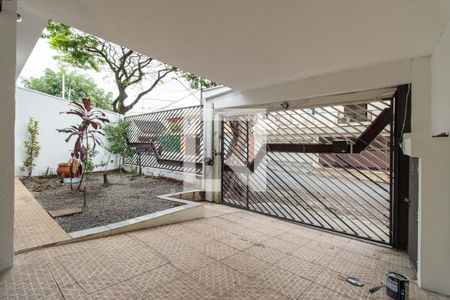 Casa à venda com 340m², 3 quartos e 5 vagas Casa à venda com 340m², 3 quartos e 5 vagasEntrada e garagem