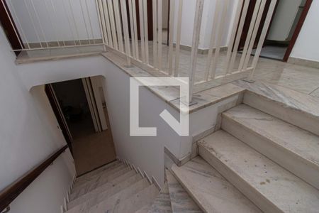 Casa à venda com 340m², 3 quartos e 5 vagas Casa à venda com 340m², 3 quartos e 5 vagasEscadas