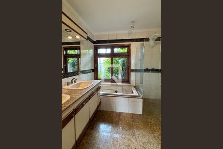 Casa de condomínio à venda com 720m², 3 quartos e 6 vagasBanheiro da Suíte 1