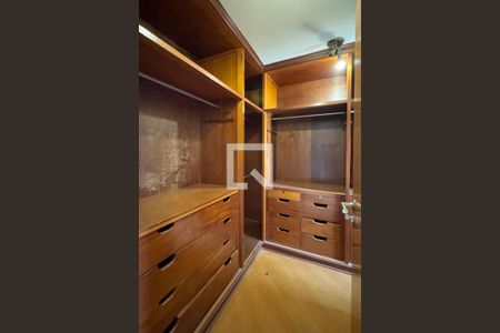 Casa de condomínio à venda com 720m², 3 quartos e 6 vagasCloset da suíte 1