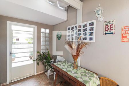 Casa à venda com 150m², 4 quartos e 2 vagas Casa à venda com 150m², 4 quartos e 2 vagasHall
