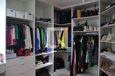 Casa à venda com 435m², 4 quartos e 8 vagas Casa à venda com 435m², 4 quartos e 8 vagasQuarto 1