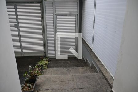 Casa à venda com 435m², 4 quartos e 8 vagas Casa à venda com 435m², 4 quartos e 8 vagasEscada