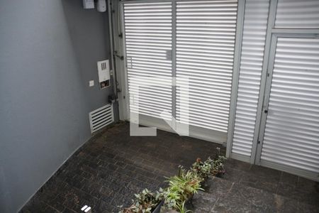 Casa à venda com 435m², 4 quartos e 8 vagas Casa à venda com 435m², 4 quartos e 8 vagasEscada