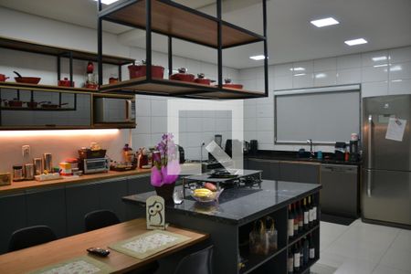 Casa à venda com 435m², 4 quartos e 8 vagas Casa à venda com 435m², 4 quartos e 8 vagasCozinha