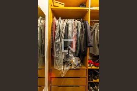 Apartamento à venda com 228m², 3 quartos e 2 vagas Apartamento à venda com 228m², 3 quartos e 2 vagasCloset da Suíte 1