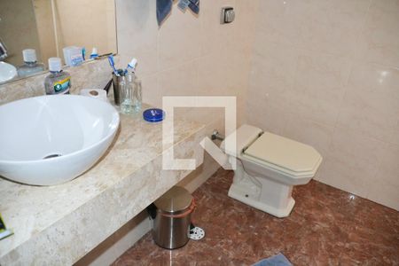 Casa à venda com 221m², 4 quartos e 4 vagas Casa à venda com 221m², 4 quartos e 4 vagasBanheiro