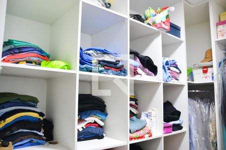 Casa à venda com 221m², 4 quartos e 4 vagas Casa à venda com 221m², 4 quartos e 4 vagasQuarto 4