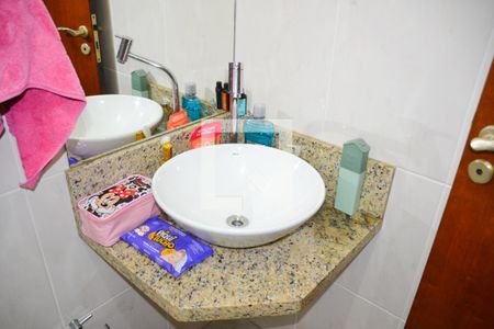 Casa à venda com 221m², 4 quartos e 4 vagas Casa à venda com 221m², 4 quartos e 4 vagasQuarto 4