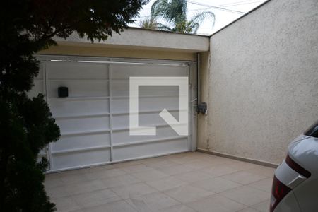Casa à venda com 221m², 4 quartos e 4 vagas Casa à venda com 221m², 4 quartos e 4 vagasFachada
