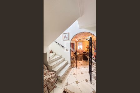 Casa à venda com 240m², 3 quartos e 4 vagasEscada