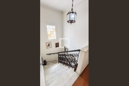 Casa à venda com 240m², 3 quartos e 4 vagasEscada