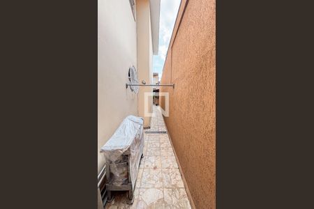 Casa à venda com 240m², 3 quartos e 4 vagasQuintal - Corredor