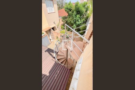 Casa à venda com 240m², 3 quartos e 4 vagasEscada