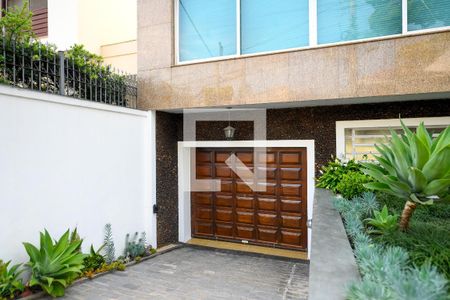 Casa à venda com 349m², 3 quartos e 7 vagas Casa à venda com 349m², 3 quartos e 7 vagasEntrada da Garagem