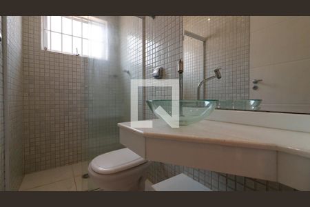 Casa à venda com 250m², 3 quartos e 10 vagasBanheiro da Suíte 2