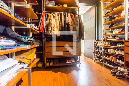 Casa de condomínio à venda com 310m², 3 quartos e 3 vagas Casa de condomínio à venda com 310m², 3 quartos e 3 vagasCloset da suíte 1