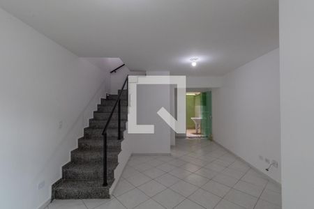 Sala de casa de condomínio para alugar com 2 quartos, 70m² em Vila Ré, São Paulo