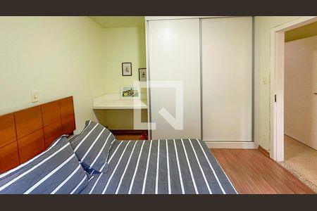 Casa à venda com 2700m², 5 quartos e 4 vagas Casa à venda com 2700m², 5 quartos e 4 vagasQuarto