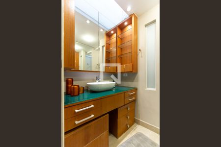 Casa de condomínio à venda com 250m², 3 quartos e 2 vagas Casa de condomínio à venda com 250m², 3 quartos e 2 vagasBanheiro da Suíte 1