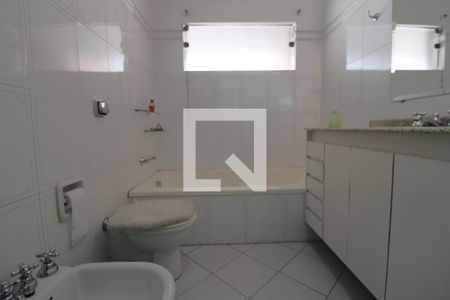 Casa à venda com 490m², 3 quartos e 2 vagasBanheiro da suíte 1