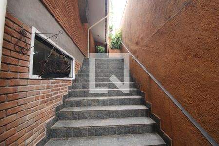 Casa à venda com 490m², 3 quartos e 2 vagasEscada lateral