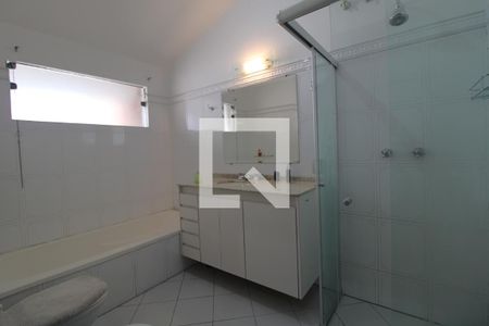 Casa à venda com 490m², 3 quartos e 2 vagasBanheiro da suíte 1