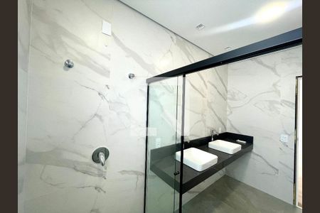 Casa de condomínio à venda com 215m², 3 quartos e 2 vagas Casa de condomínio à venda com 215m², 3 quartos e 2 vagasBanheiro da Suíte Master