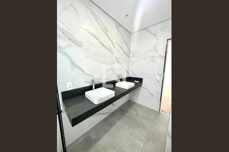 Casa de condomínio à venda com 215m², 3 quartos e 2 vagas Casa de condomínio à venda com 215m², 3 quartos e 2 vagasBanheiro da Suíte Master