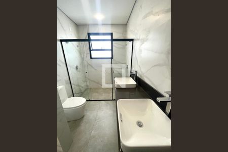 Casa de condomínio à venda com 215m², 3 quartos e 2 vagas Casa de condomínio à venda com 215m², 3 quartos e 2 vagasBanheiro da Suíte Master
