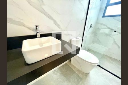 Casa de condomínio à venda com 215m², 3 quartos e 2 vagas Casa de condomínio à venda com 215m², 3 quartos e 2 vagasBanheiro da Suíte 2