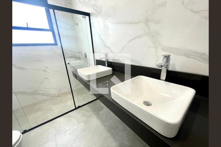 Casa de condomínio à venda com 215m², 3 quartos e 2 vagas Casa de condomínio à venda com 215m², 3 quartos e 2 vagasBanheiro da Suíte Master