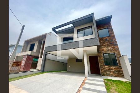 Casa de condomínio à venda com 215m², 3 quartos e 2 vagas Casa de condomínio à venda com 215m², 3 quartos e 2 vagasFachada